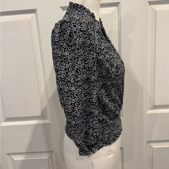 Monteau Los Angeles Black & White Floral Smocked Waist Blouse Size S Puff Sleeve - Picture 6 of 7